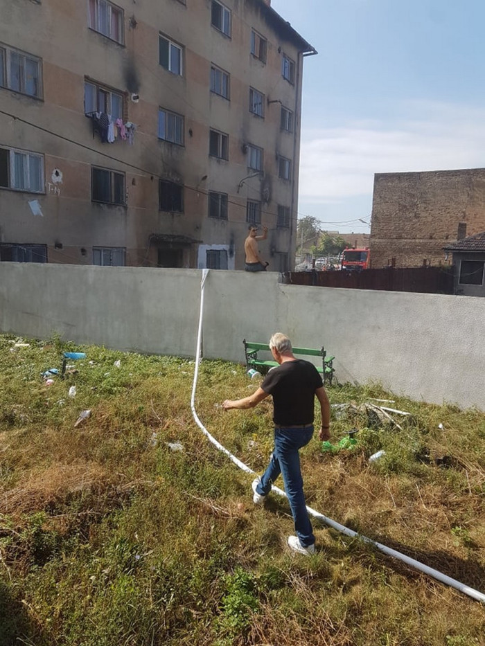 FOTOGALERIE. EROII Careiului! Un grup de civili a stins incendiul de la un bloc!
