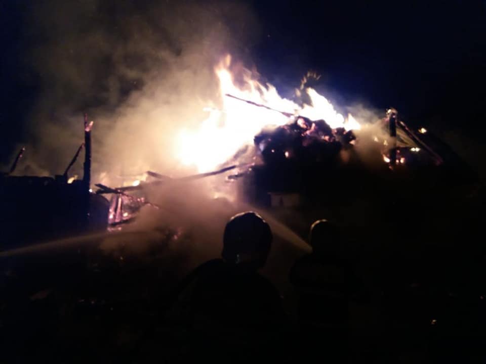 FOTO. Incendiu în județ. Mobilizare de forțe. Patru ore pentru stingere