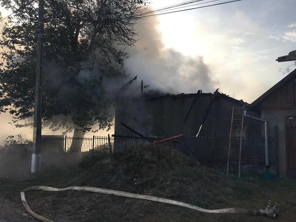 Tavanul unei case a luat foc. Pompierii trag un semnal de alarmă