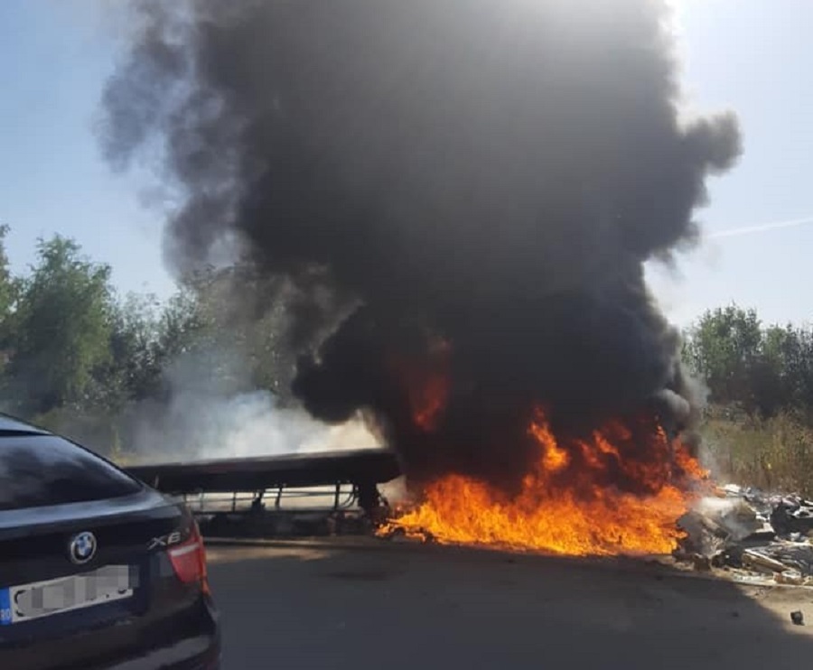FOTO. Remorca unui TIR, făcută scrum în municipiul Satu Mare