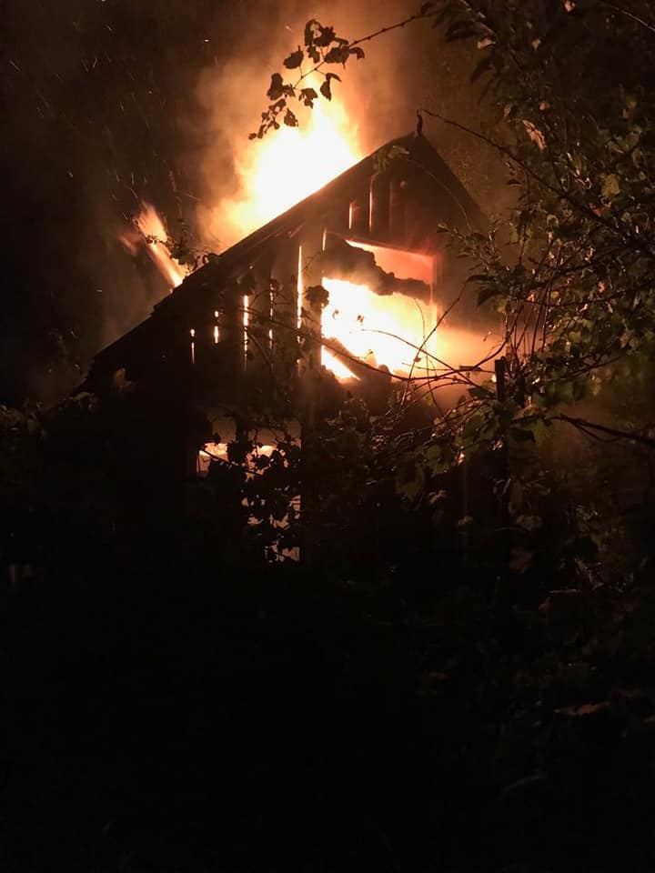 FOTO. Cabană mistuită de flăcări în municipiul Satu Mare