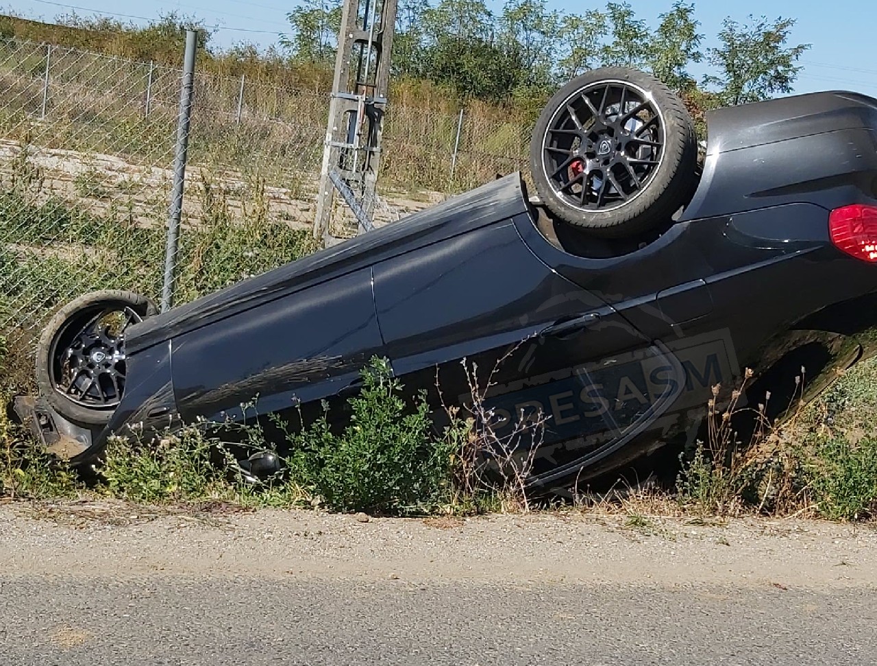 FOTO. BMW răsturnat în șanț la periferia municipiului Satu Mare