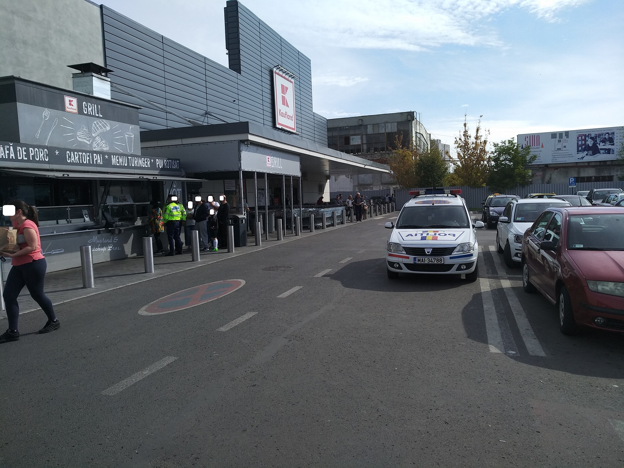 FOTO. Autospeciala în drum, polițiștii la coadă la mici, la Kaufland Satu Mare
