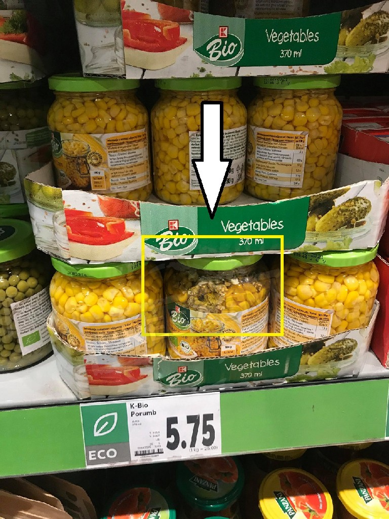 FOTO. Porumb bio, la borcan, cu mucegai încorporat, la un supermarket din Carei