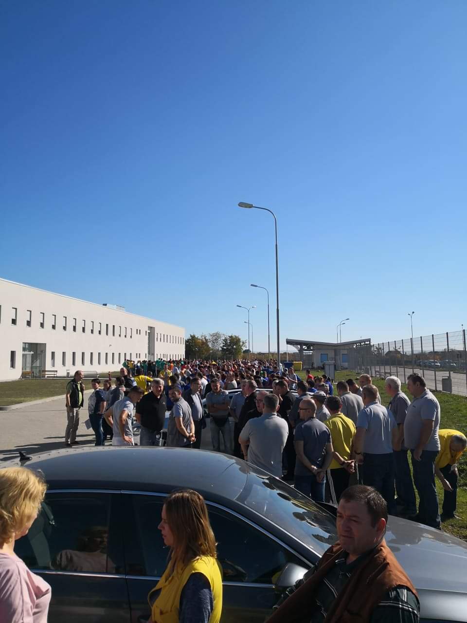 FOTO. Exercițiu de alarmare la cel mai mare angajator. Toți muncitorii Draxlmaier, în curte