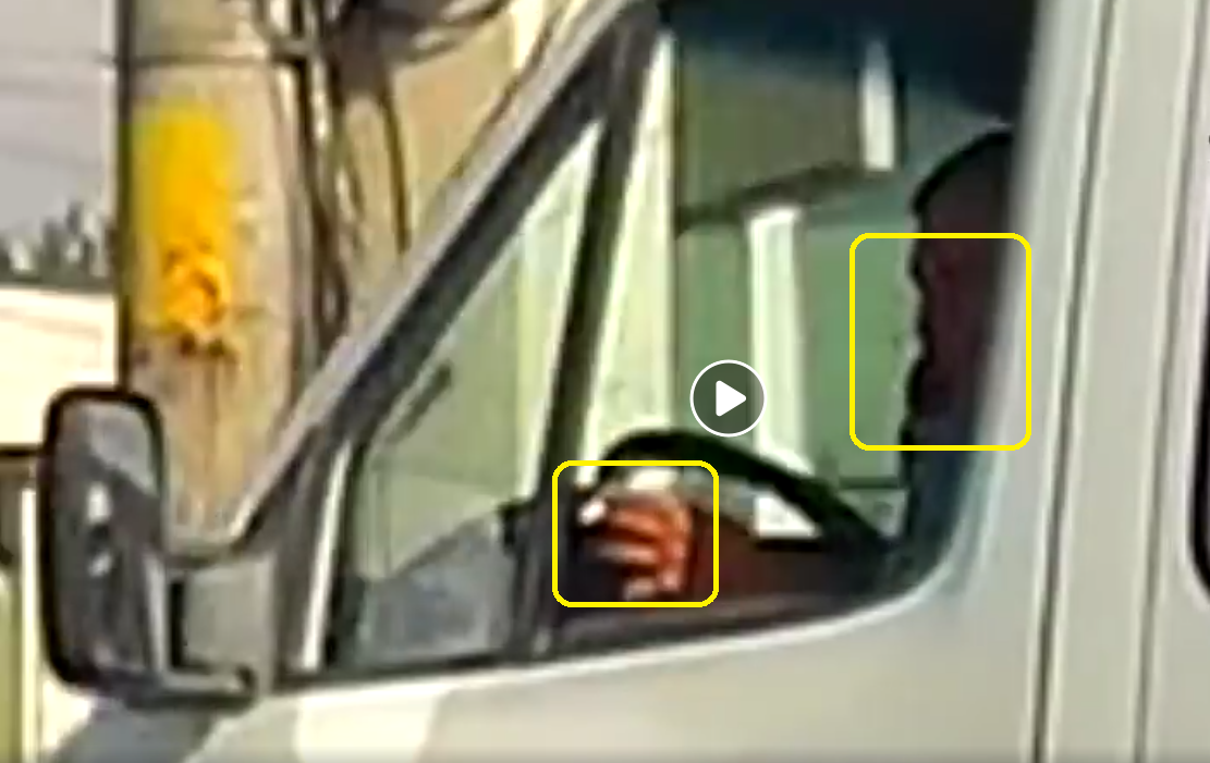 VIDEO. Cel mai ”tare” șofer de microbuz: fumează, vorbește la telefon și conduce în același timp