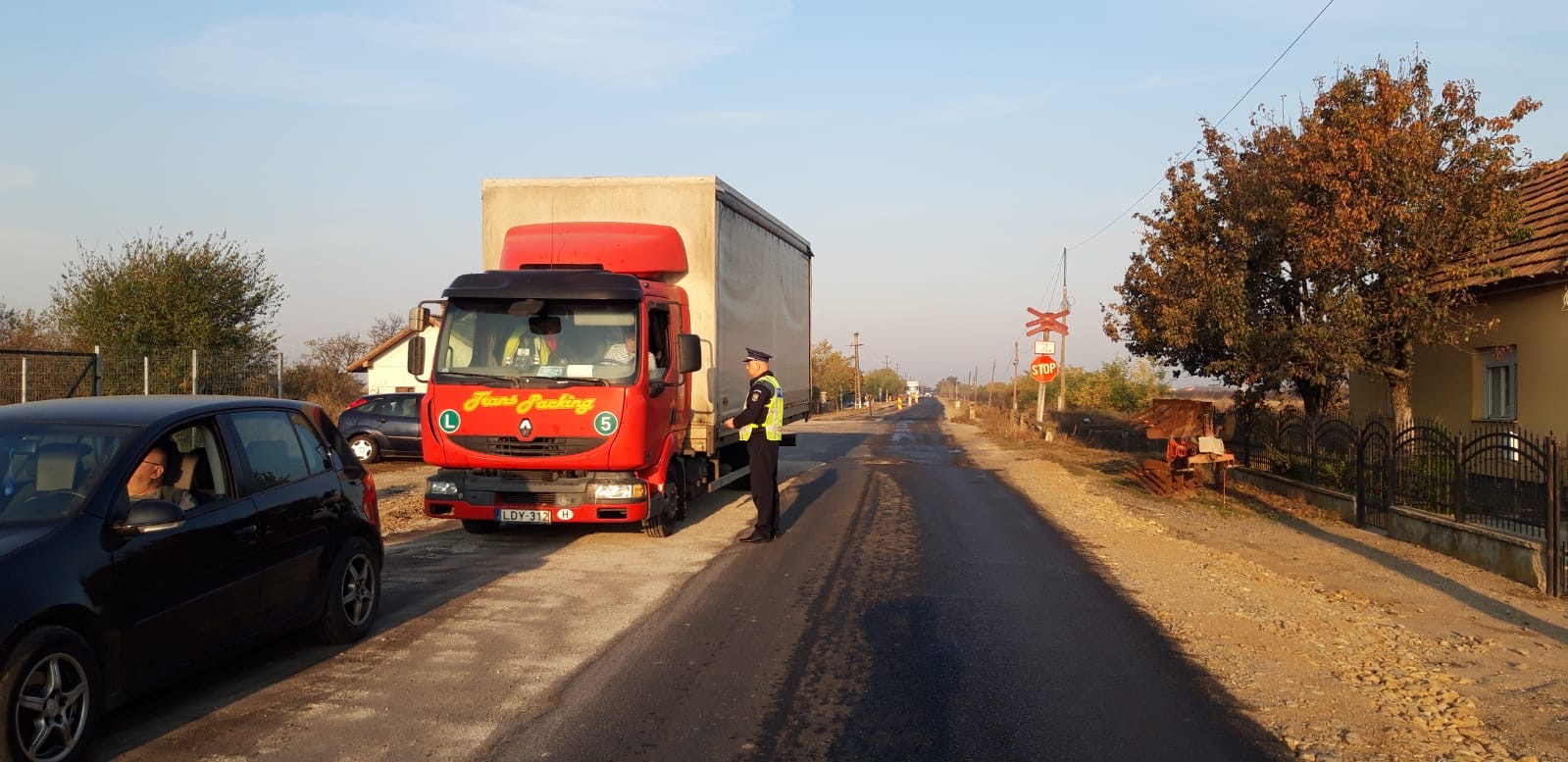 FOTO. Trecerile de cale ferată, pericol public. Polițiștii au ”inventariat” problemele