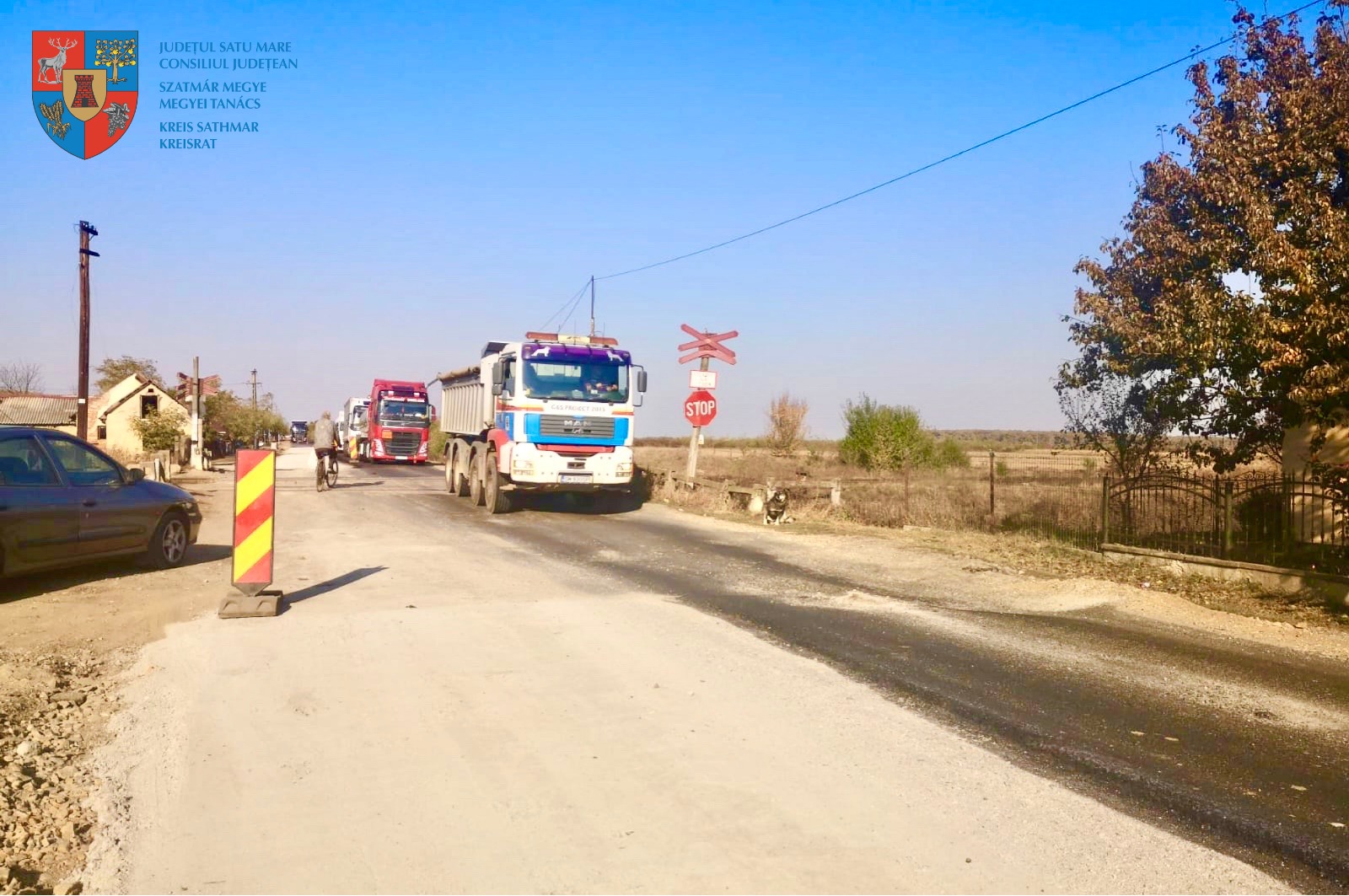 VIDEO. Consiliul Județean ne explică de ce un drum se poate sfărma lejer cu piciorul