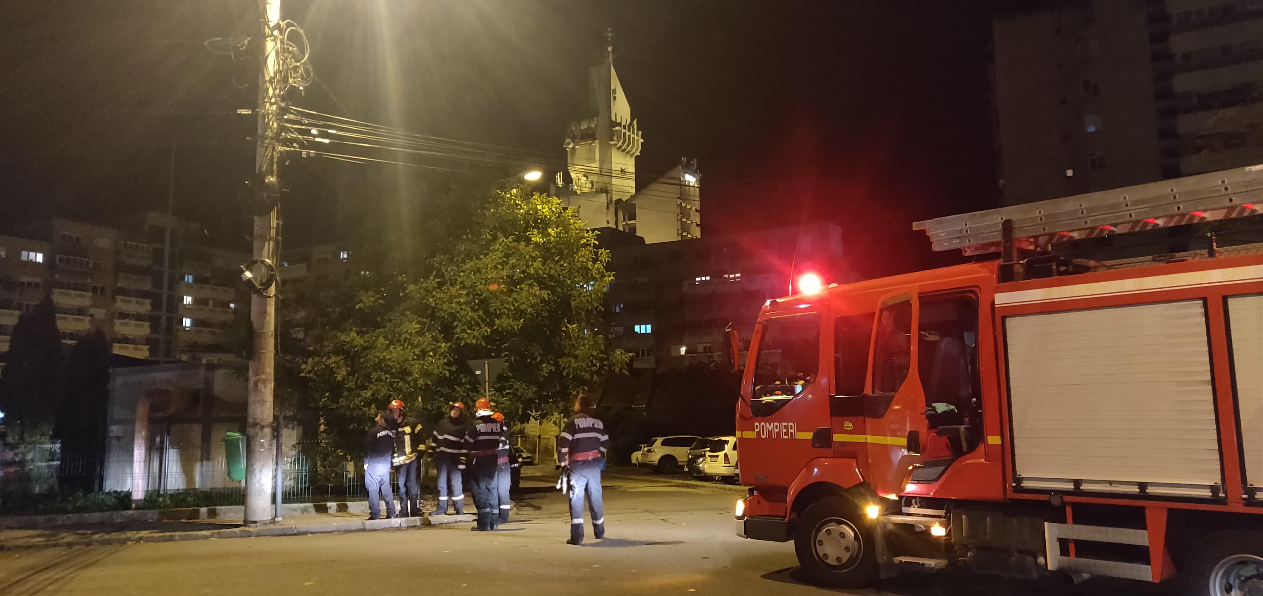 VIDEO. Pericol vizavi de Colegiul Mihai Eminescu. Intervenție urgentă a pompierilor