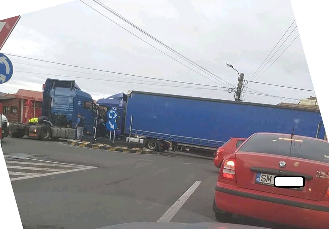 FOTO. Incident în sensul giratoriu. TIR blocat lângă Piața de Vechituri