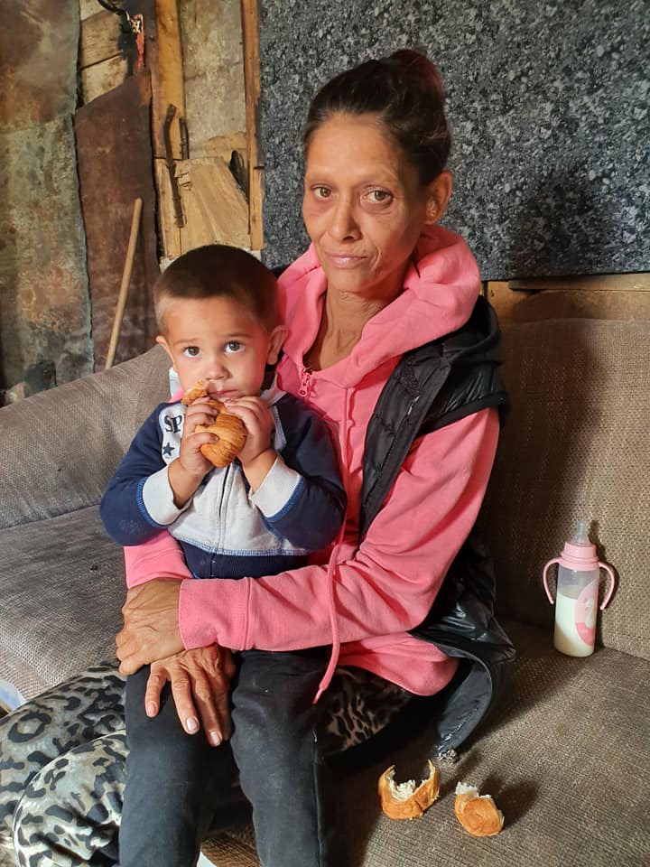 FOTO. Bunica care trăiește cu nepoțelul (2 ani) într-o sărăcie lucie, pe malul Someșului