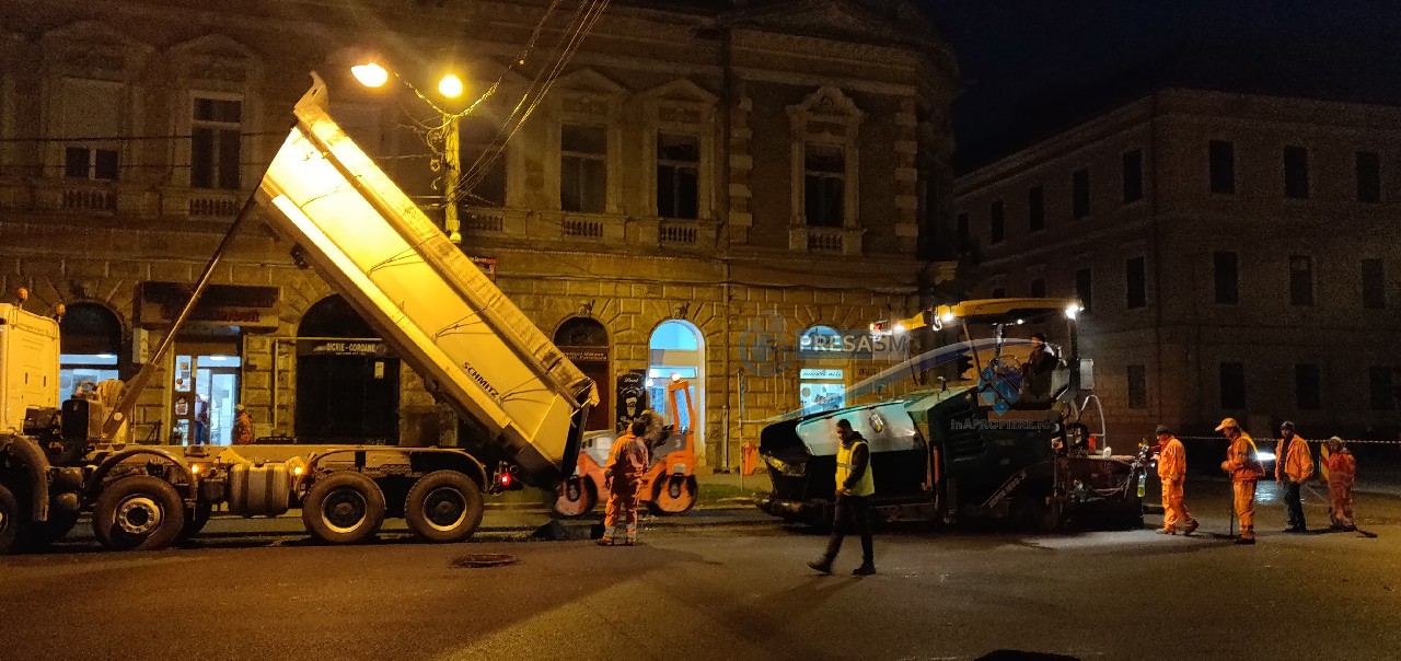 VIDEO. Se poate și așa! Se asfaltează și pe timp de seară în centrul Sătmarului