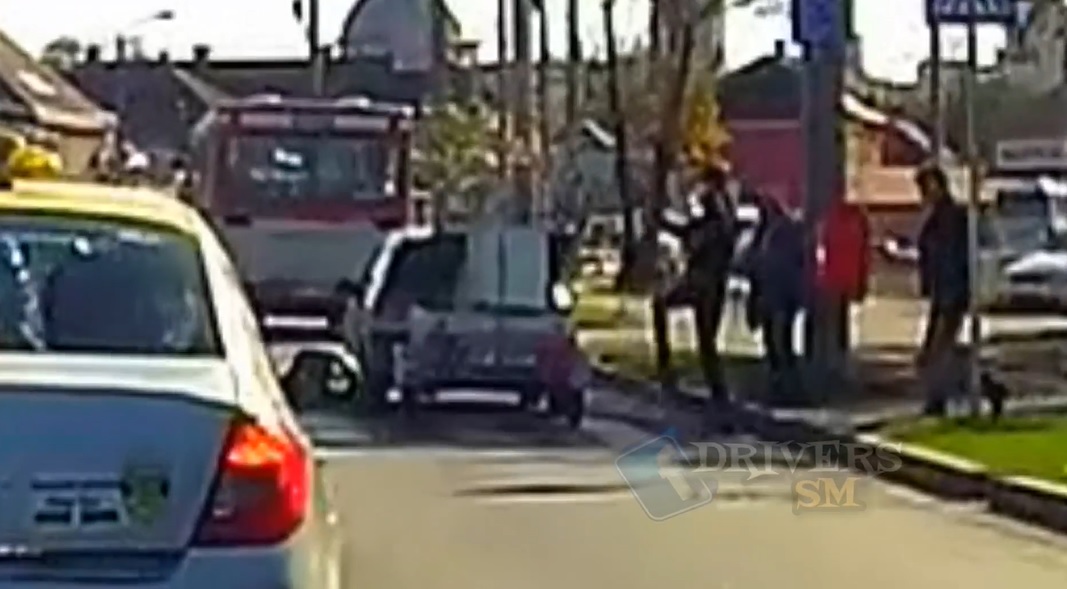 FOTO. Răzbunarea unui pieton. A lovit o mașină pentru că nu i s-a acordat prioritate