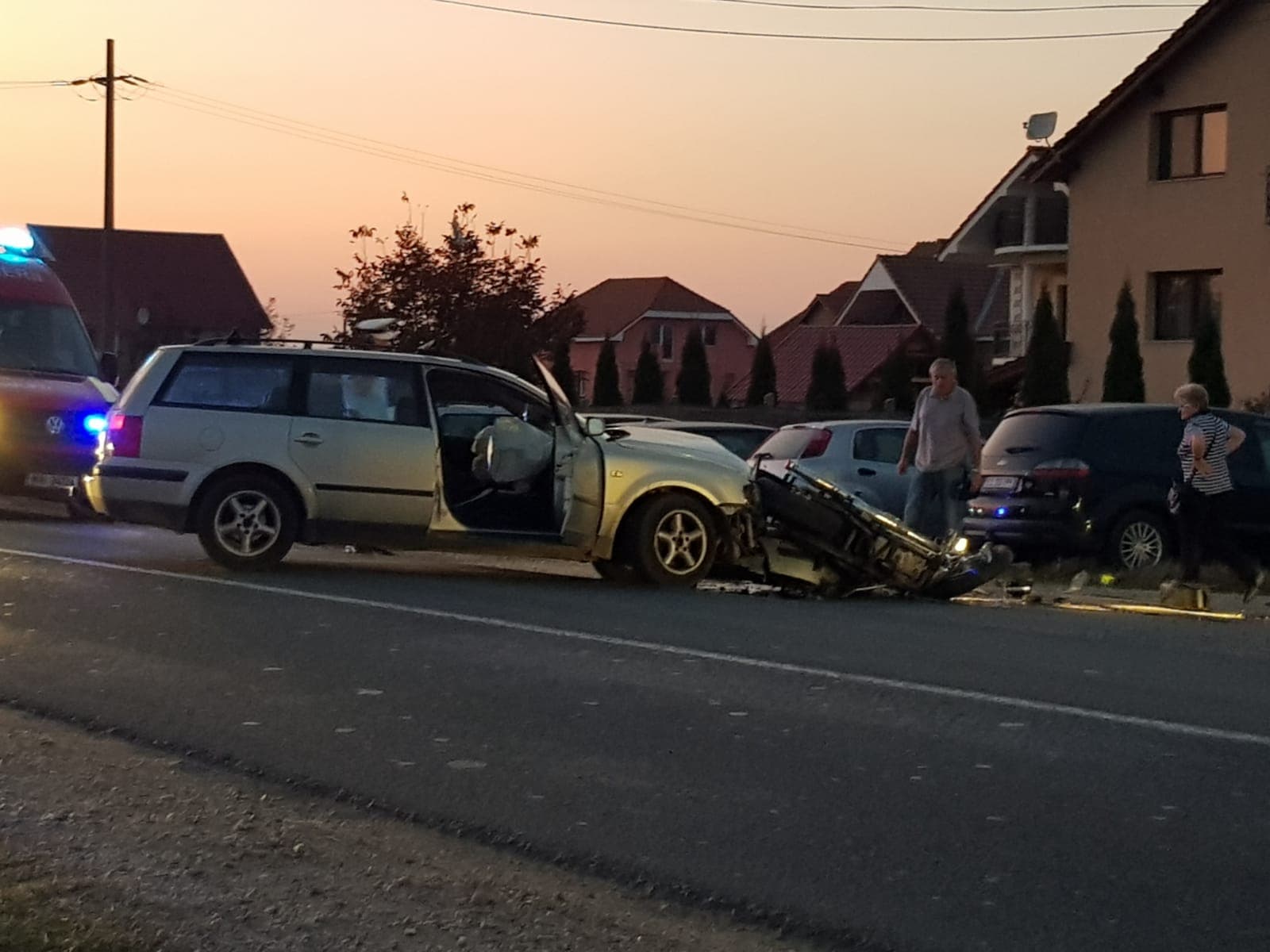 FOTOGALERIE. Accident grav între o motocicletă și o mașină în Satu Mare