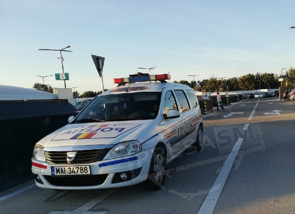 Rănită în parcarea unui supermarket. O tânăra șoferiță, cercetată de polițiști