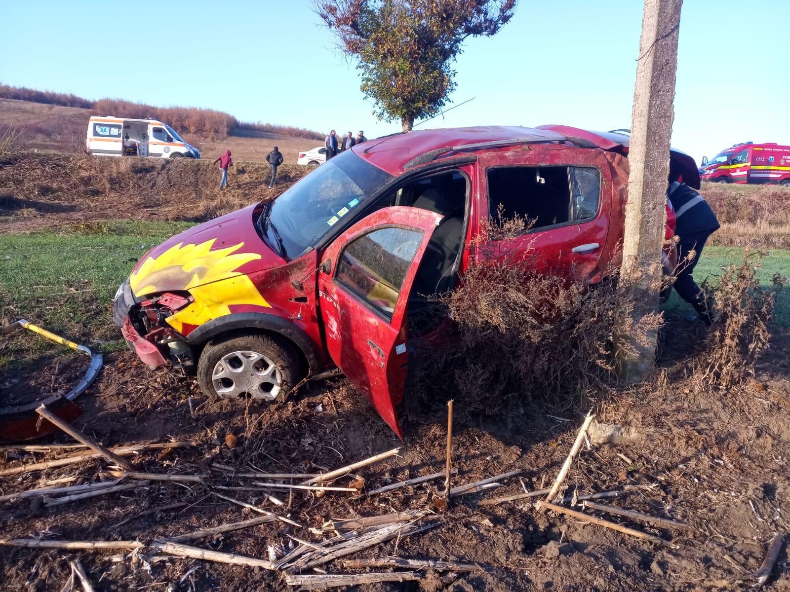 FOTO. Accident cu trei automobile, provocat de un sătmărean. Un automobil, proiectat pe câmp