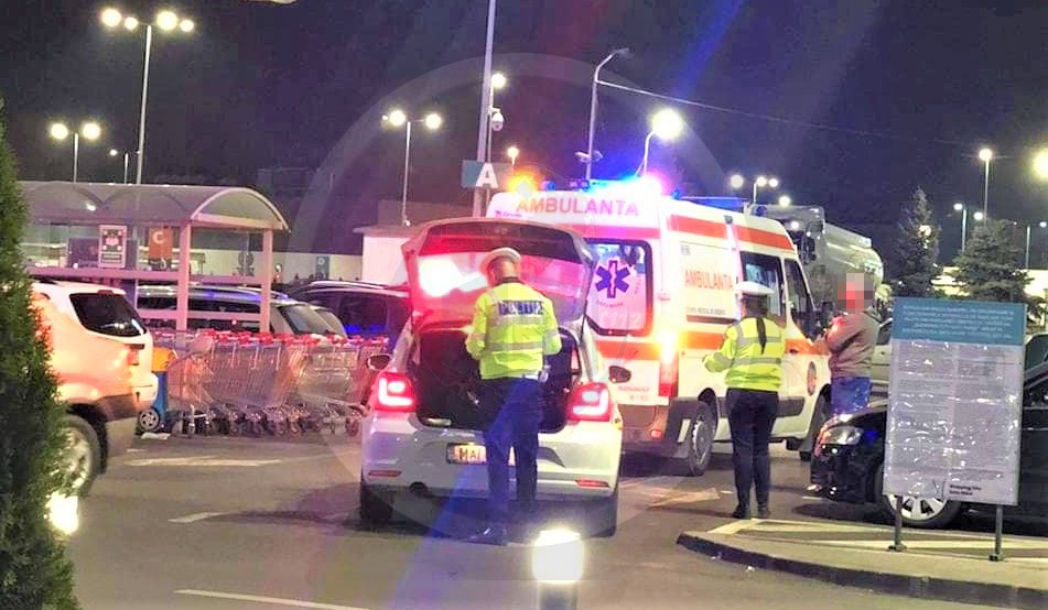 FOTO. Accident dubios în parcarea mall-ului NEPI Satu Mare