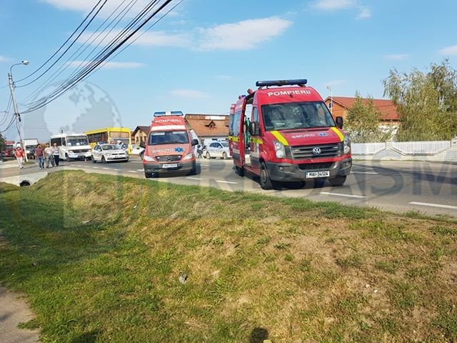 Accident cu doi copii răniți pe B-dul Lucian Blaga din Satu Mare. Mașină izbită într-un stâlp