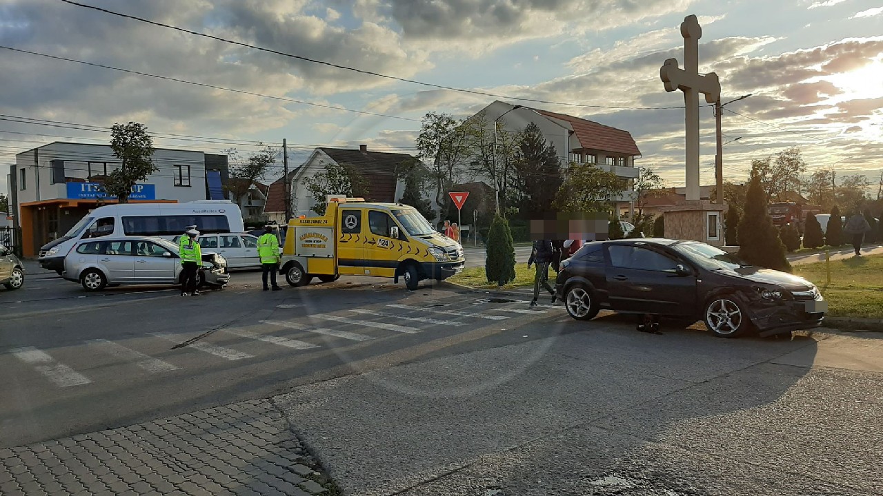 FOTOGALERIE. Accident pe drumul Careiului. Impact între două automobile