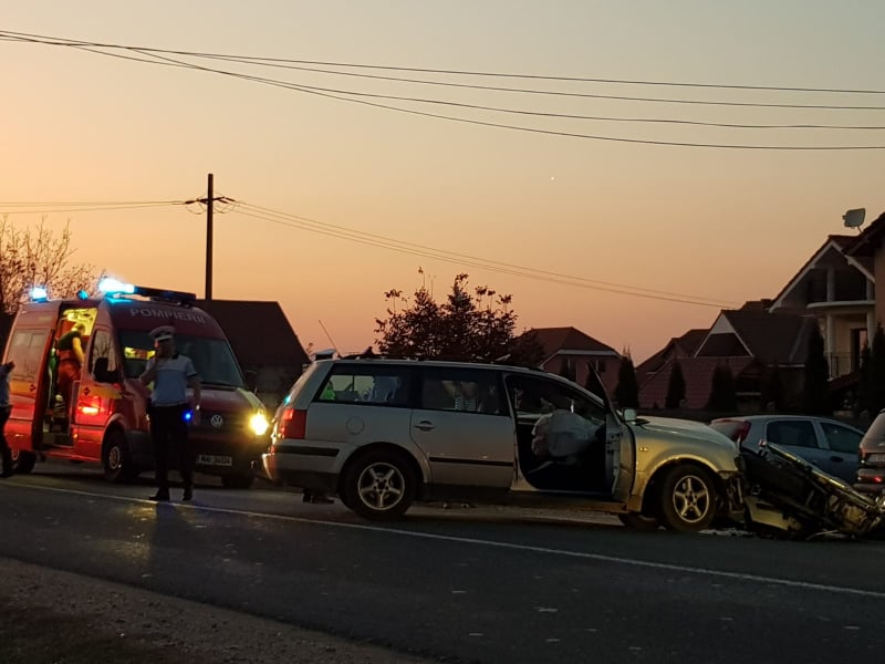 FOTO. Un vârstnic, la volan, l-a accidentat grav pe un motociclist. Ce spun polițiștii