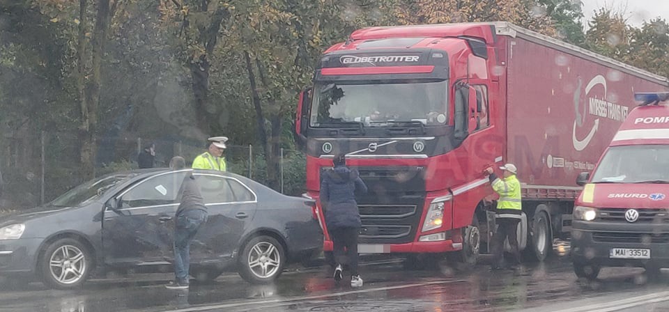 FOTO. Accident pe drumul Botizului. Coliziune între TIR și automobil