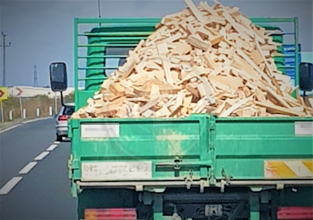 FOTO. Transport "periculos" pe un drum principal din județ. Atenție la lemne!