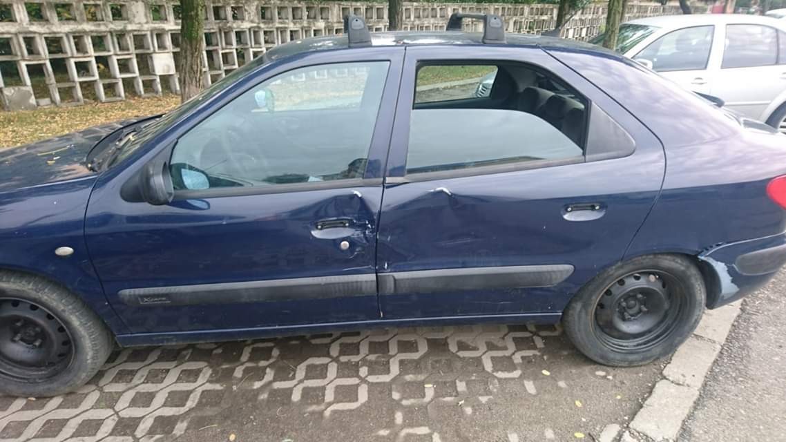 FOTO. Mașină lovită, cu cheile în contact și acte la vedere, abandonată pe Cloșca