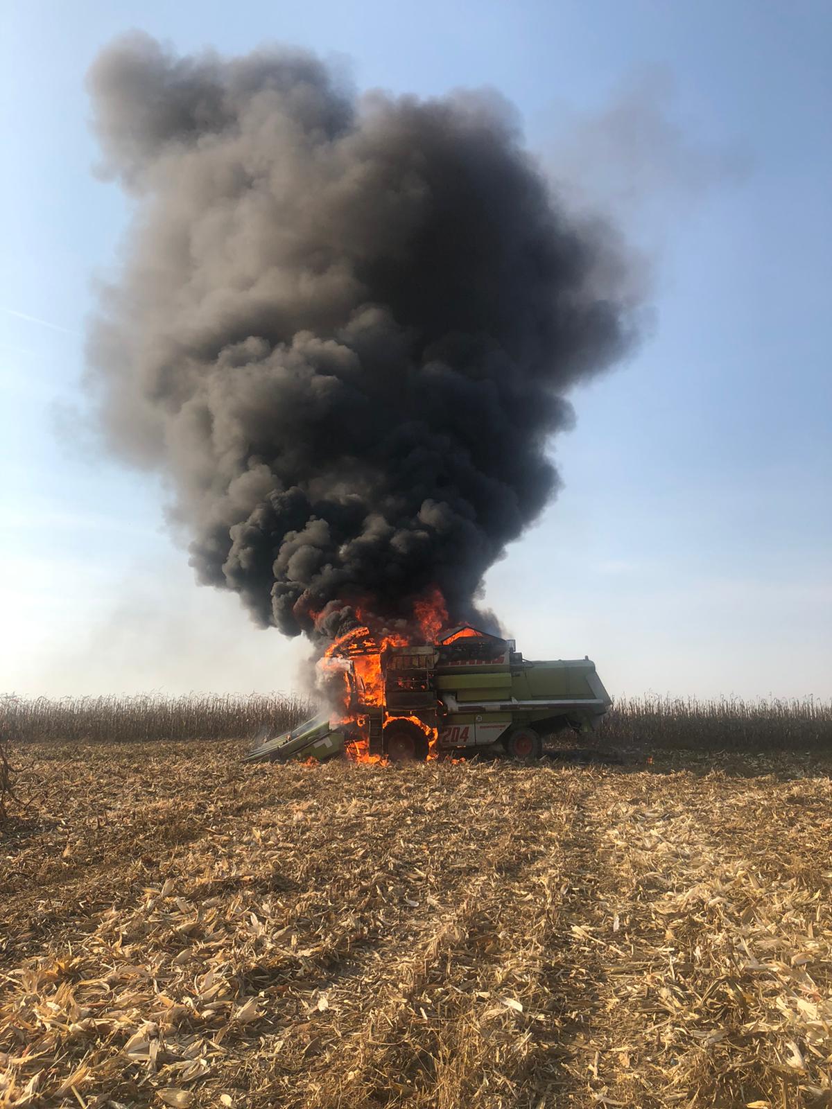 FOTOGALERIE. Combină în flăcări în județul Satu Mare. Mobilizare de urgență a pompierilor