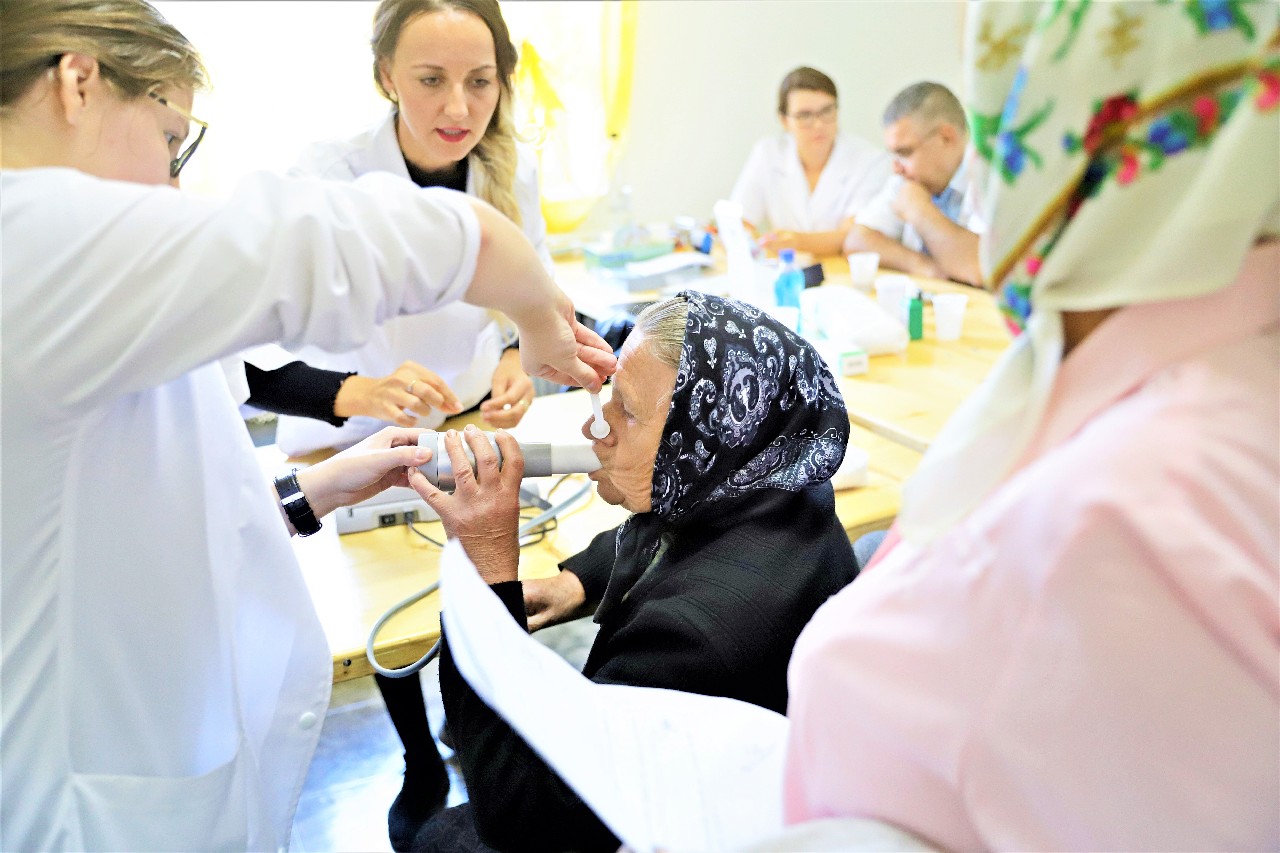 Controale gratuite pentru sătmărencele de la sate. Caravana cu medici vine în județ