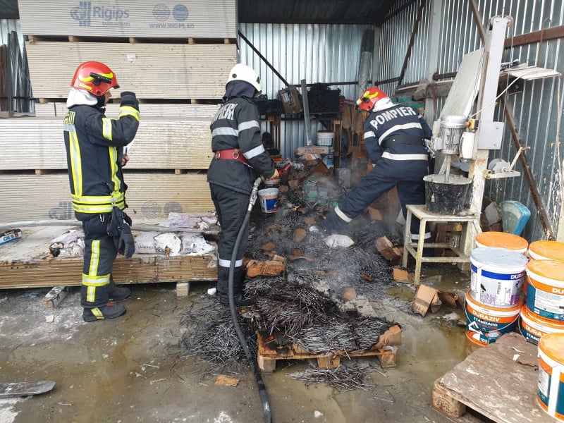 FOTO. Incendiu la un depozit de pe Drumul Botizului. Pompierii, în alertă