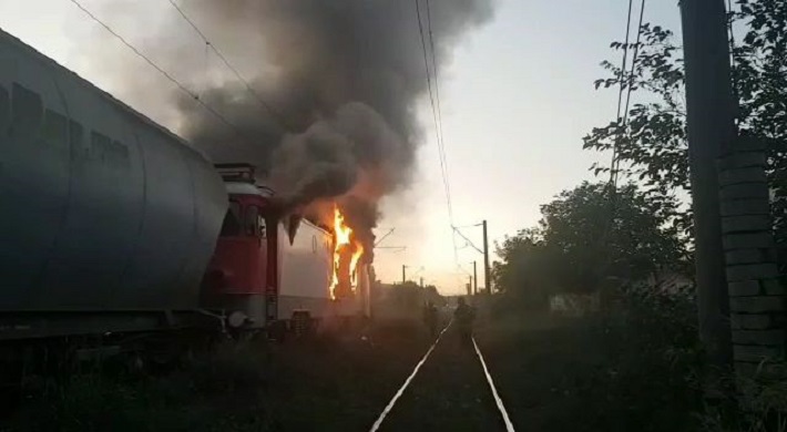 Locomotivă în flăcări, în județul Satu Mare. Traficul feroviar, blocat