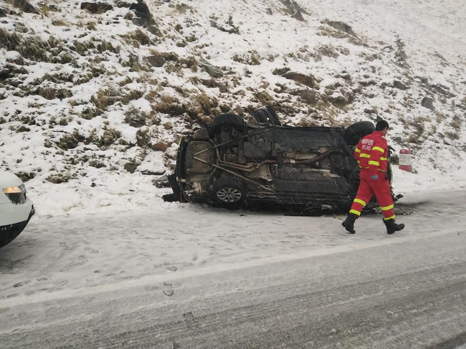 FOTO/VIDEO. Patru tineri s-au prăbușit cu mașina pe Transfăgărășan