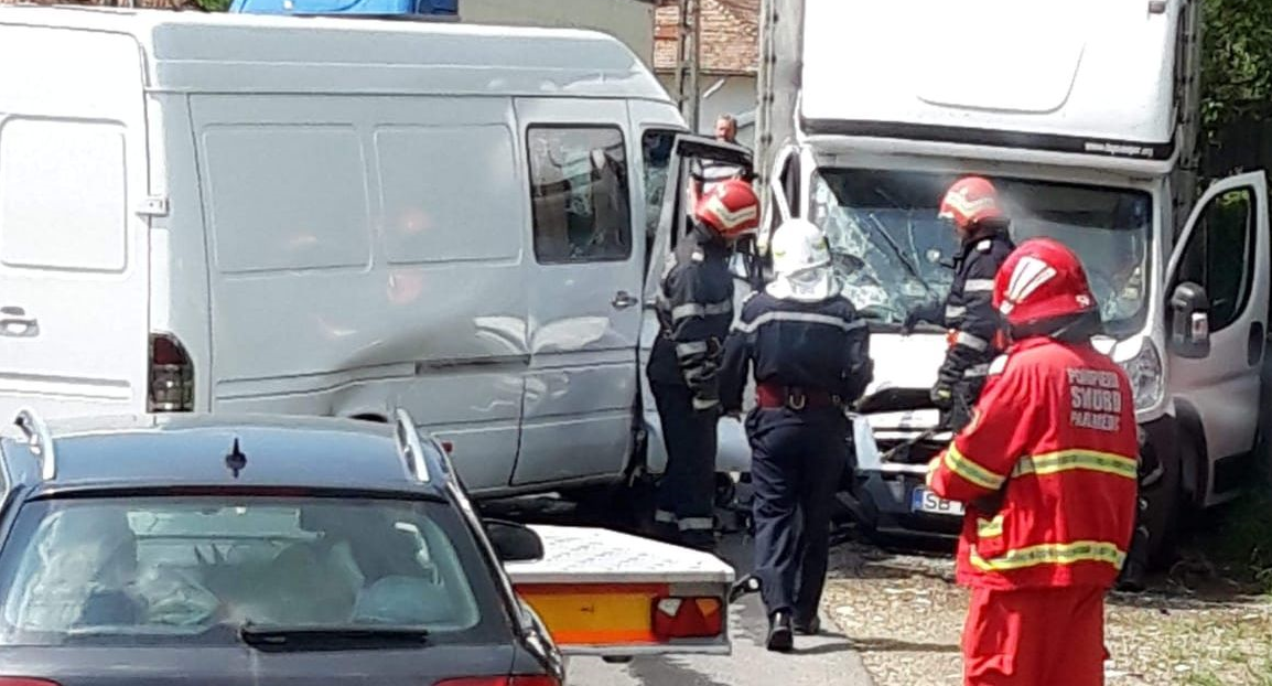 Accident între Halmeu și Turulung. Impact violent între două autoutilitare