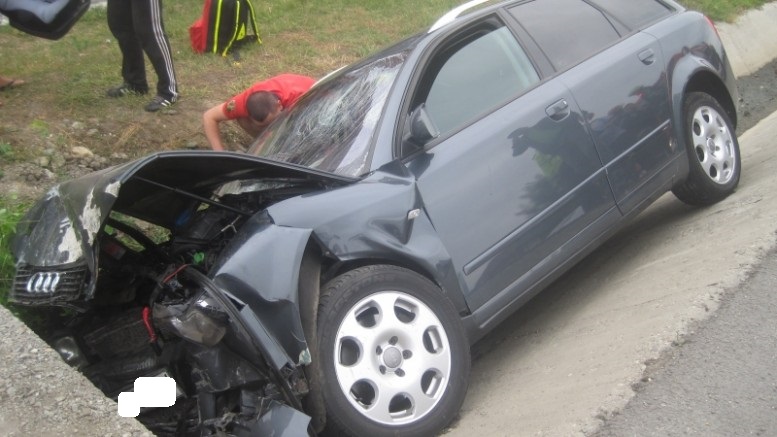 Accident foarte grav de circulație în județ. Tânăr rănit, mașina într-un cap de pod