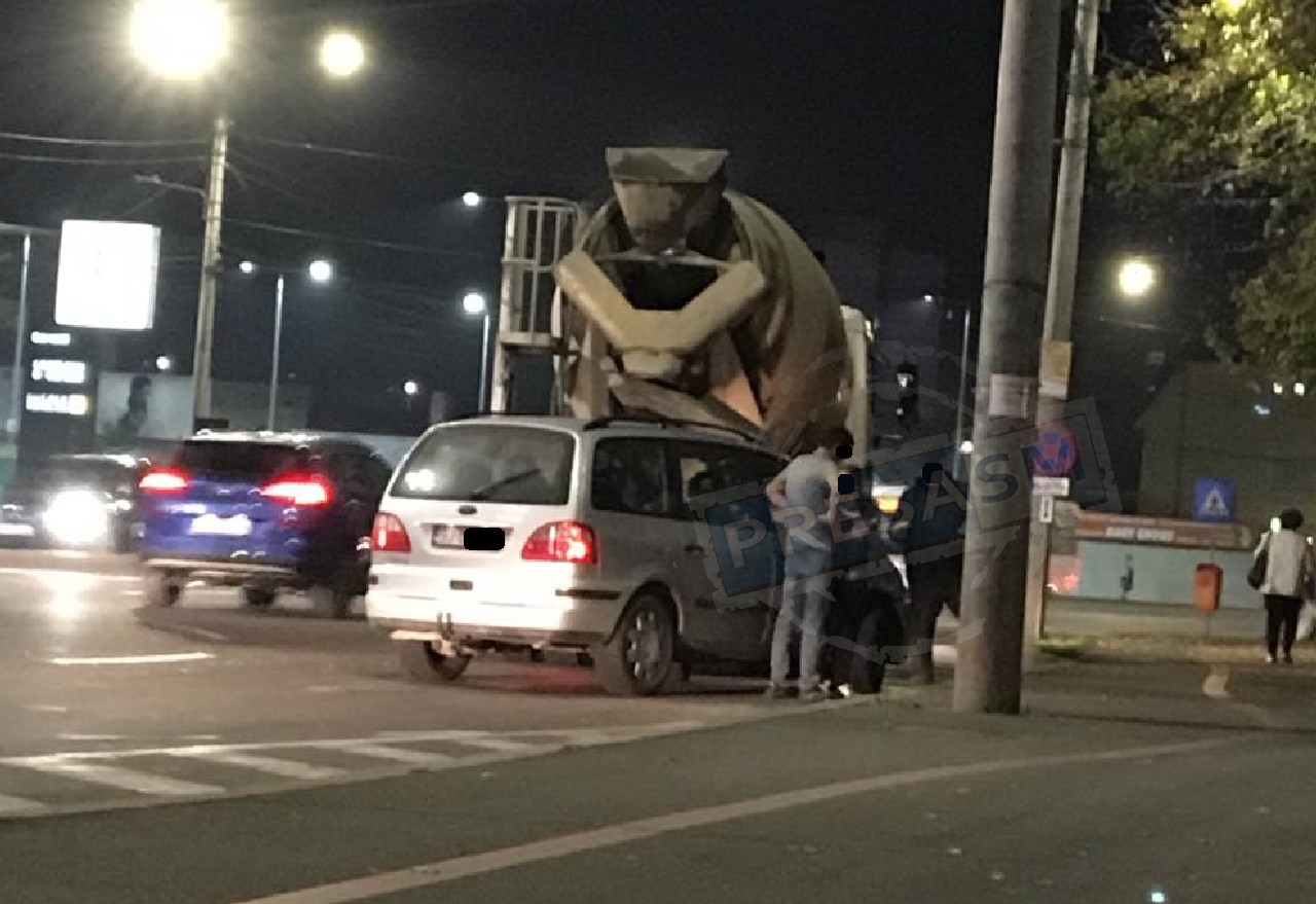 FOTO. Accident între un camion și o mașină, pe Drumul Careiului, lângă mall-ul NEPI