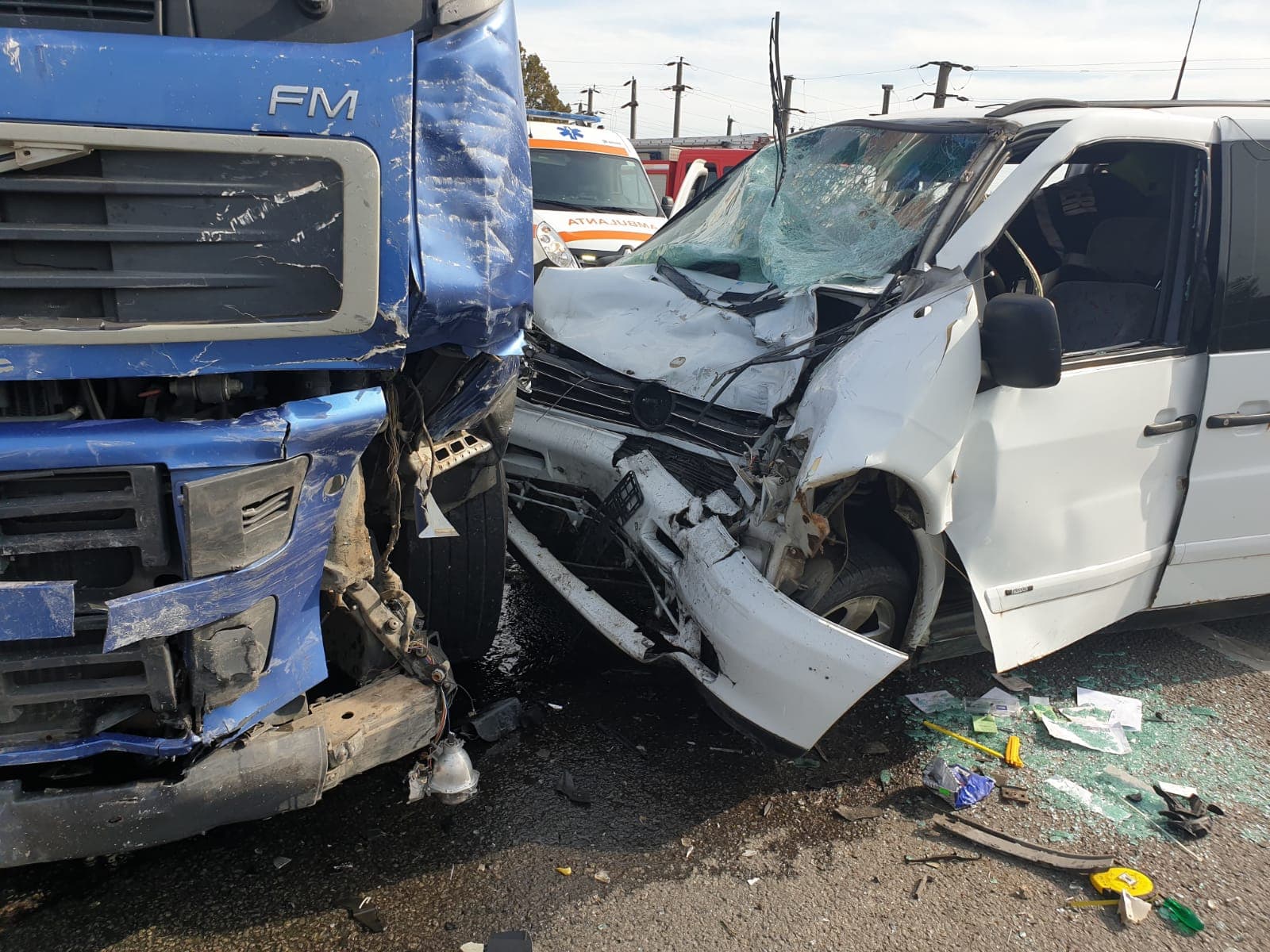 FOTOGALERIE. Culpă în lanț în accidentul dintre un TIR, microbuz și mașină, de pe DN19