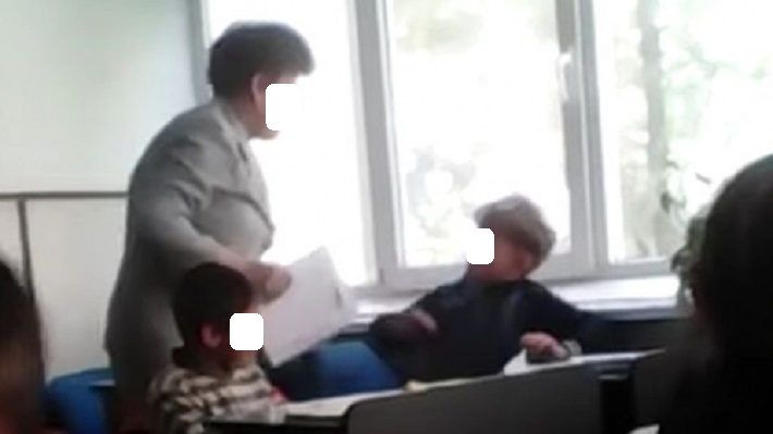 Învățătoare din județul Satu Mare amendată penal pentru că a lovit o elevă (8 ani) în timpul orei de matematică