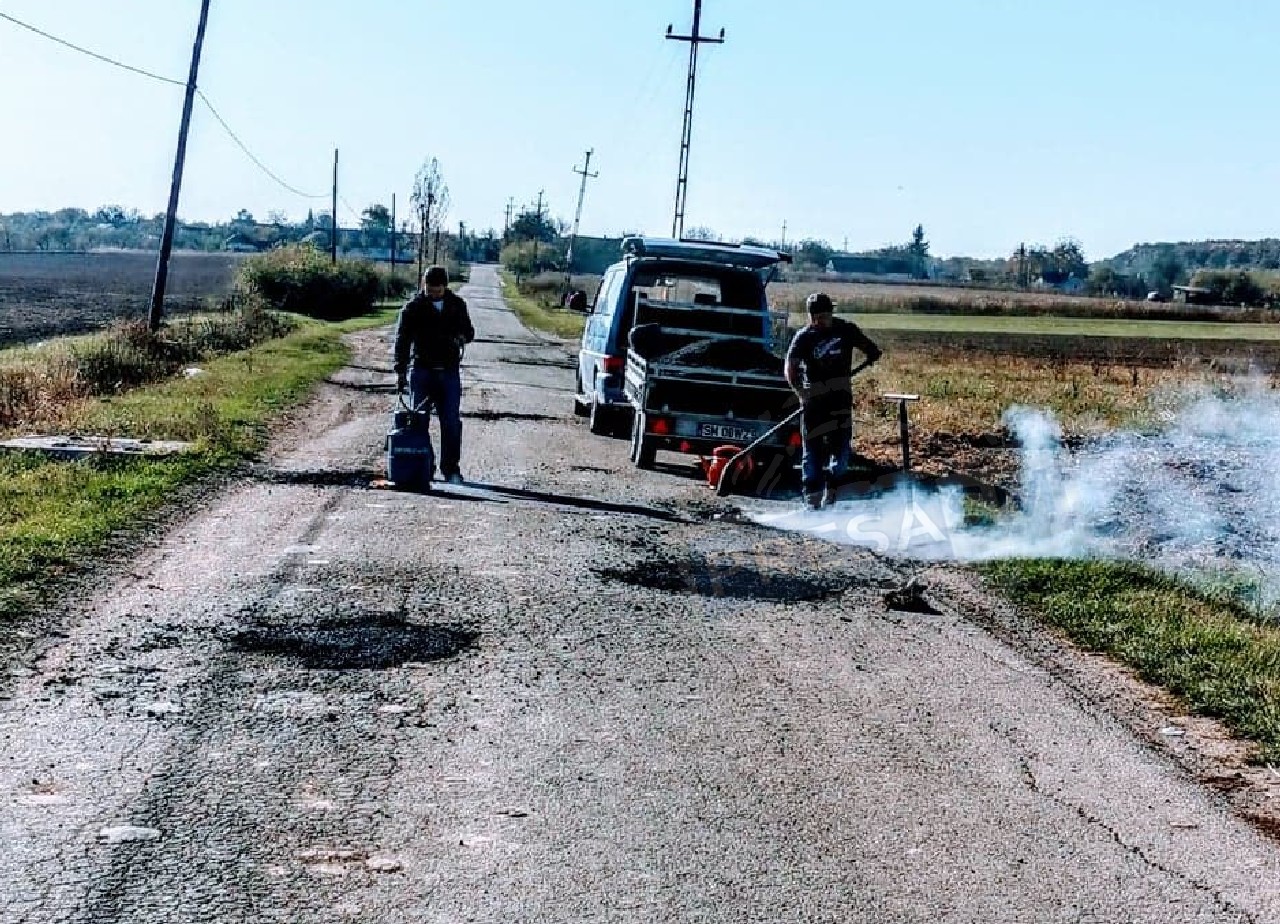 FOTO/VIDEO. Doi sătmăreni repară singuri un drum comunal. Sătui să aștepte după autorități