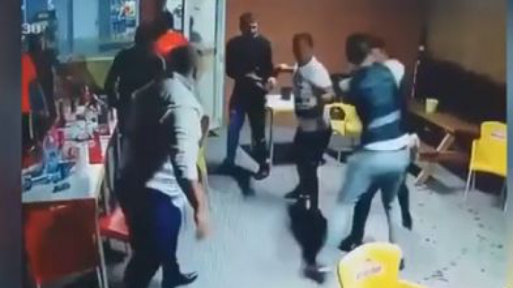 Un sătmărean a bătut barmanul și a distrus barul! Motivul: nu a mai fost servit, a pierdut 800 euro la cărți