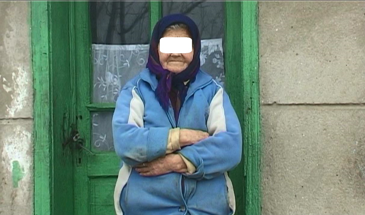 O mamă își reclamă propriul fiu la Prefectură: doarme pe jos, fără căldură, în condiții grele