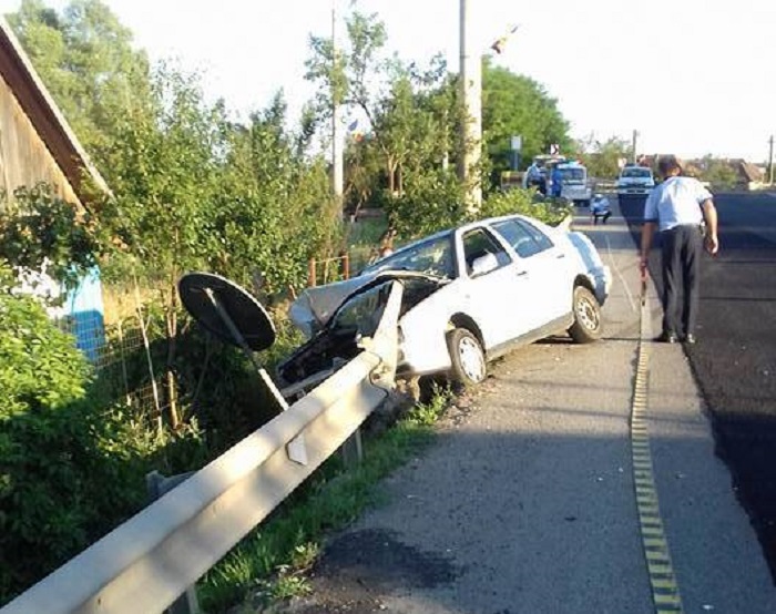 Mort de beat, un șofer a intrat cu mașina într-o balustradă. Altul, prin centrul Sătmarului