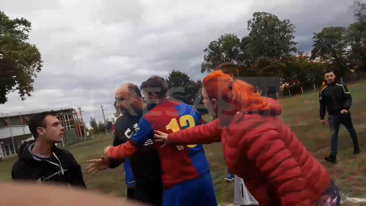 VIDEO. Tată și fiu, condamnați penal după o bătaie pe terenul de fotbal, în județul Satu Mare