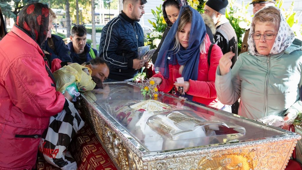 FOTO/VIDEO. Sătmăreni, printre zecile de mii de pelerini la Sfânta Parascheva. Au stat chiar și o zi la coadă