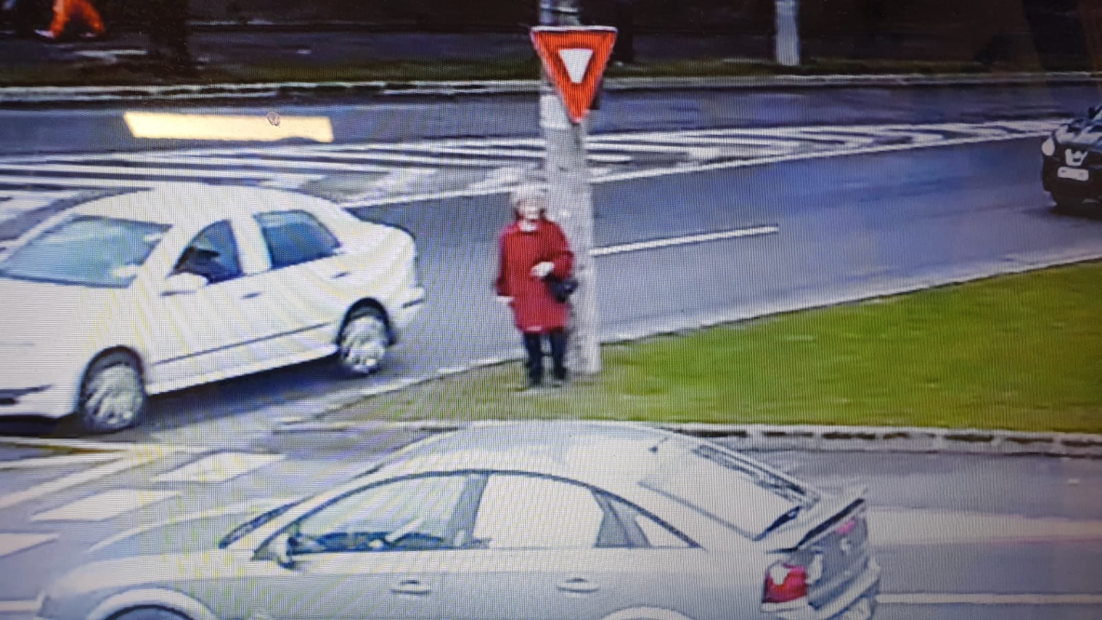 FOTO. Sătmăreancă (cu Alzheimer) în pericol real! A ajuns în mijlocul traficului rutier