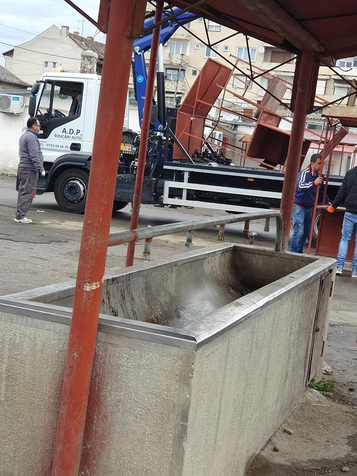 FOTO. Sătmarul minunilor! Utilajul de ridicat mașini ridică și tarabe