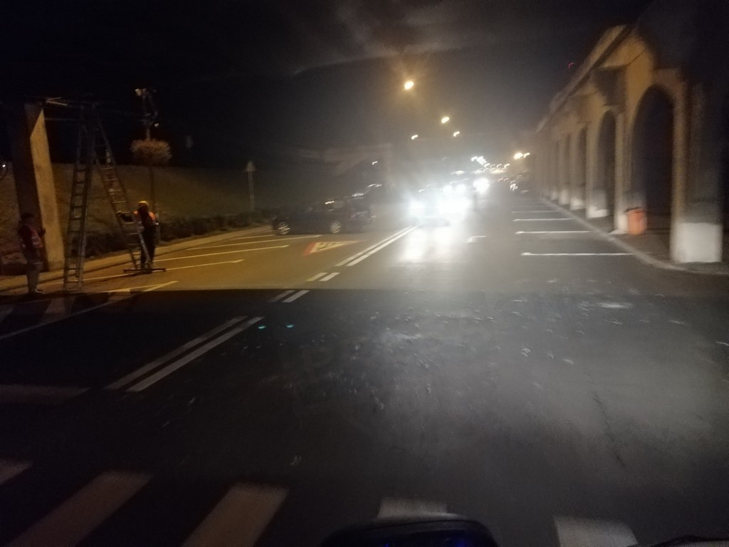 FOTO. Atenție, se lucrează la pasarelele din Centrul Nou! Cade tencuiala