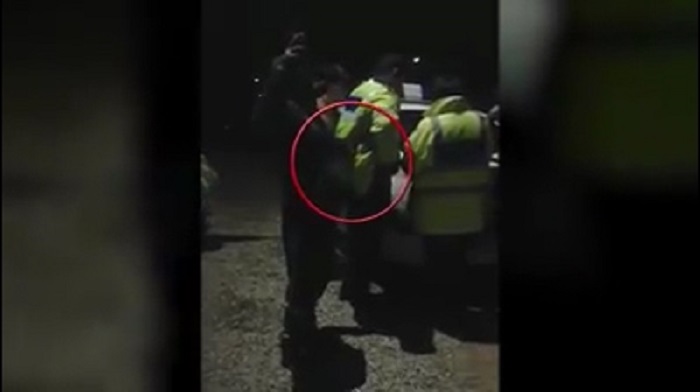 VIDEO. Un bețiv îi fură țigările unui polițist, chiar în timpul unei intervenții