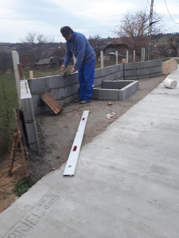 FOTO. Preotul sătmărean care construiește singur un monument al eroilor. Respect!