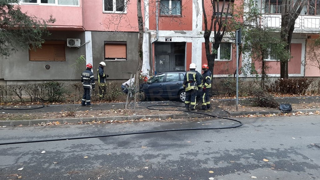 FOTO/VIDEO. Pericol de explozie în Micro 16. O mașină a spart o țeavă de gaz
