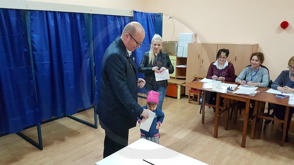 FOTO/VIDEO. Votează liderii UDMR. Primarul Kereskényi Gábor: "Am votat astăzi pentru respect"